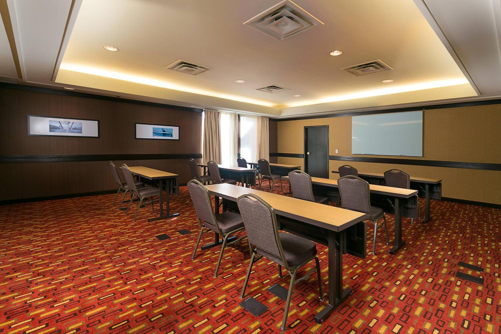 คอร์ตยาร์ด แคนซัส ซิตี้ อีสต์/บลู สปริงส์ Hotel บลูสปริงส์ ภายนอก รูปภาพ
