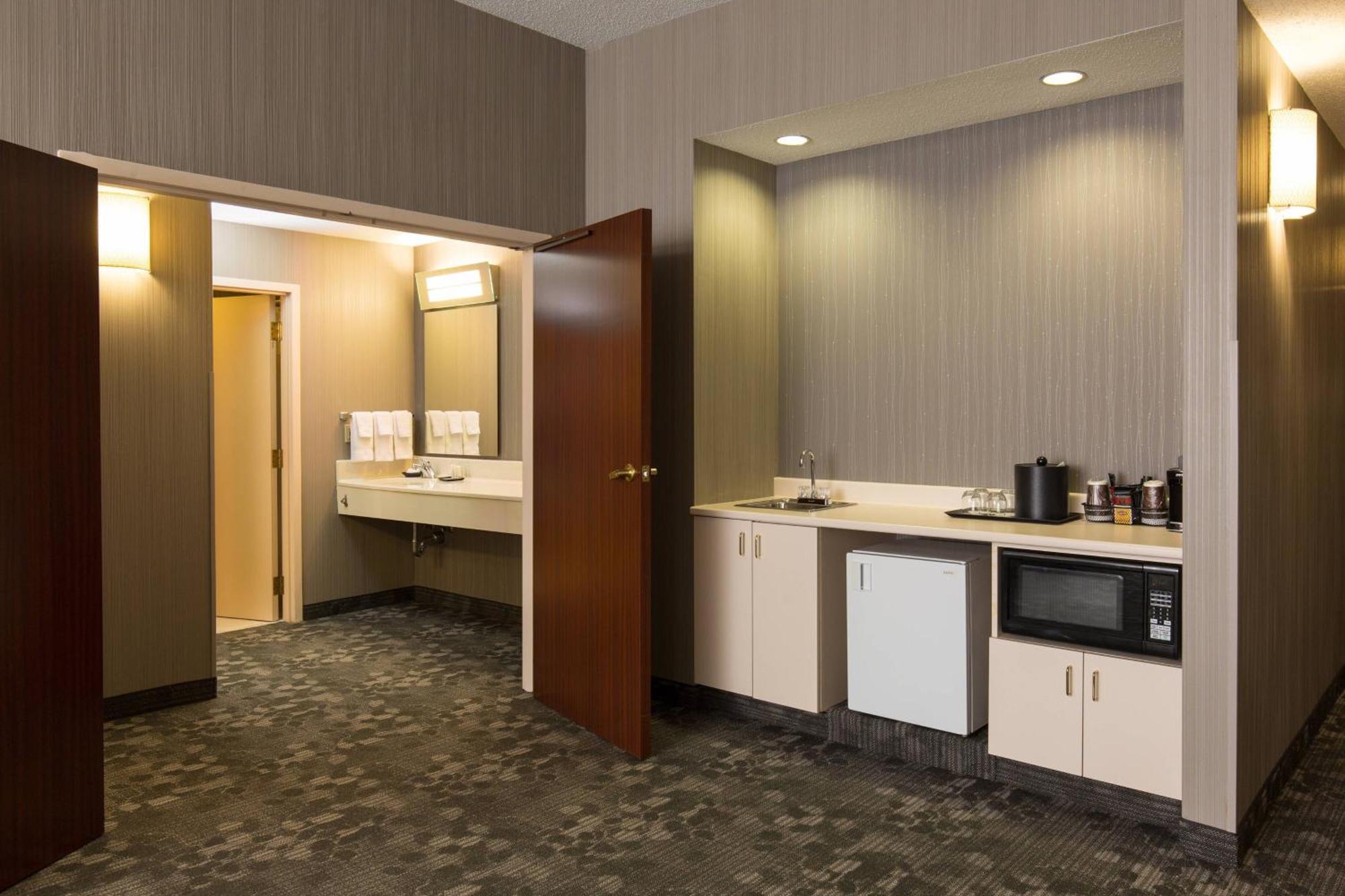 คอร์ตยาร์ด แคนซัส ซิตี้ อีสต์/บลู สปริงส์ Hotel บลูสปริงส์ ภายนอก รูปภาพ