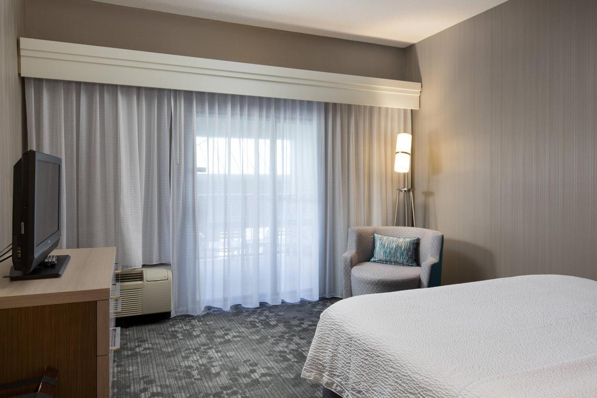 คอร์ตยาร์ด แคนซัส ซิตี้ อีสต์/บลู สปริงส์ Hotel บลูสปริงส์ ภายนอก รูปภาพ