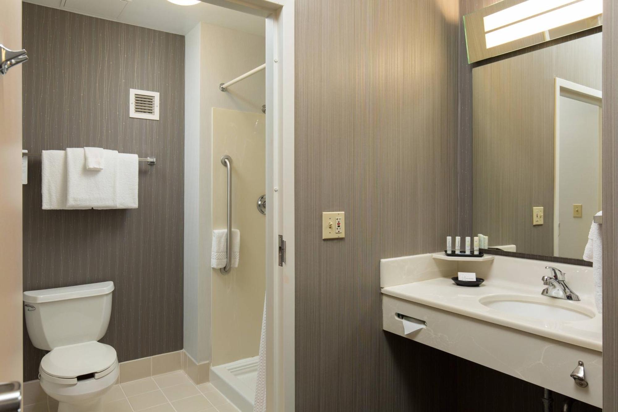 คอร์ตยาร์ด แคนซัส ซิตี้ อีสต์/บลู สปริงส์ Hotel บลูสปริงส์ ภายนอก รูปภาพ