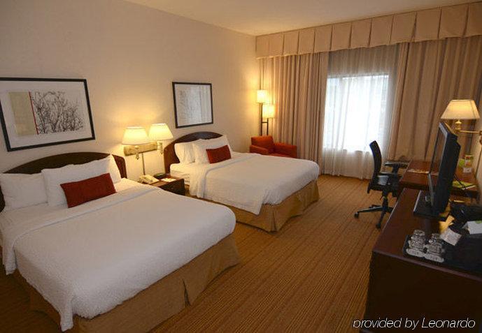 คอร์ตยาร์ด แคนซัส ซิตี้ อีสต์/บลู สปริงส์ Hotel บลูสปริงส์ ภายนอก รูปภาพ