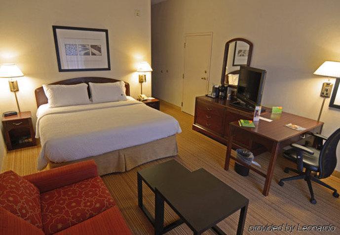 คอร์ตยาร์ด แคนซัส ซิตี้ อีสต์/บลู สปริงส์ Hotel บลูสปริงส์ ภายนอก รูปภาพ