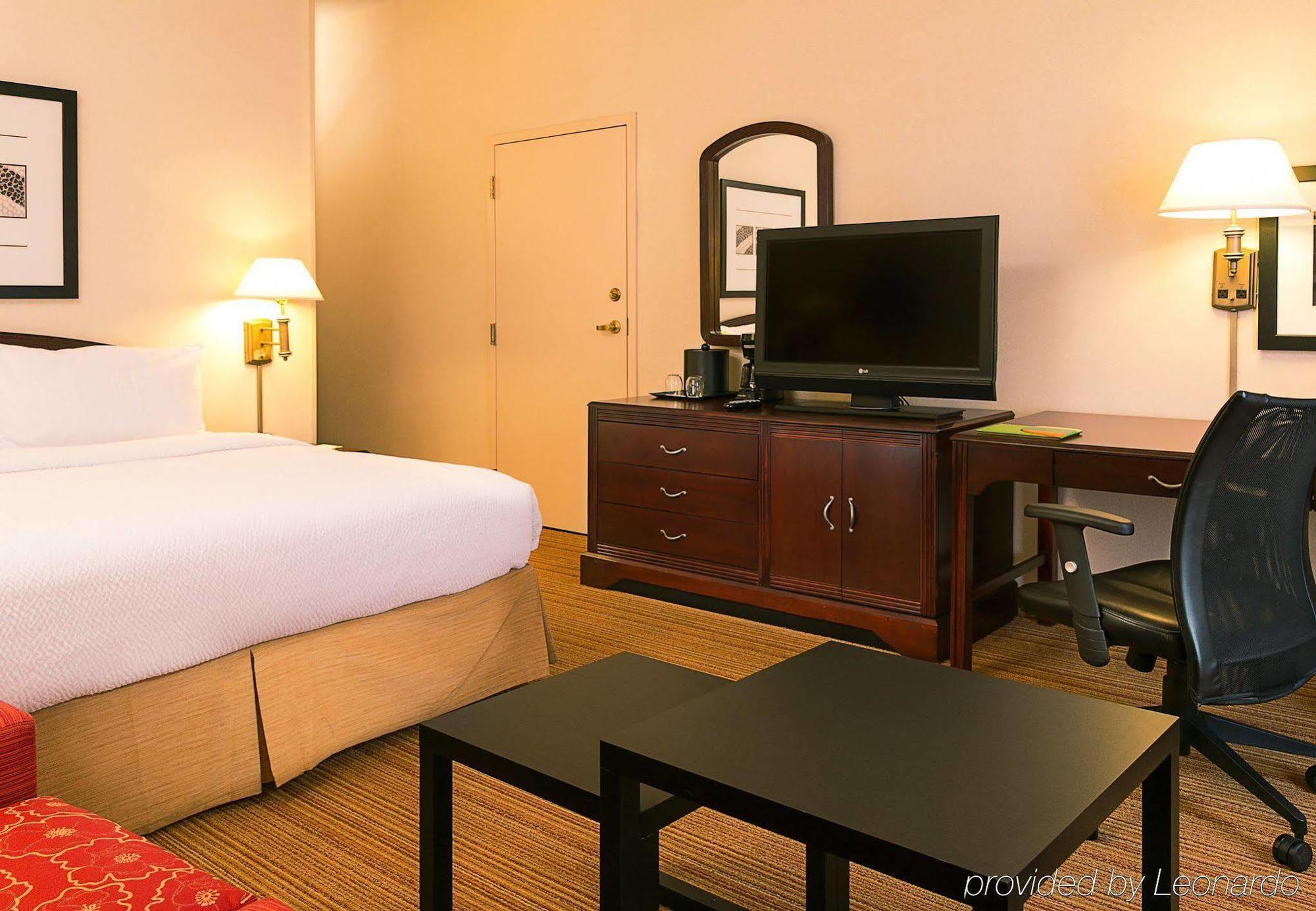 คอร์ตยาร์ด แคนซัส ซิตี้ อีสต์/บลู สปริงส์ Hotel บลูสปริงส์ ภายนอก รูปภาพ