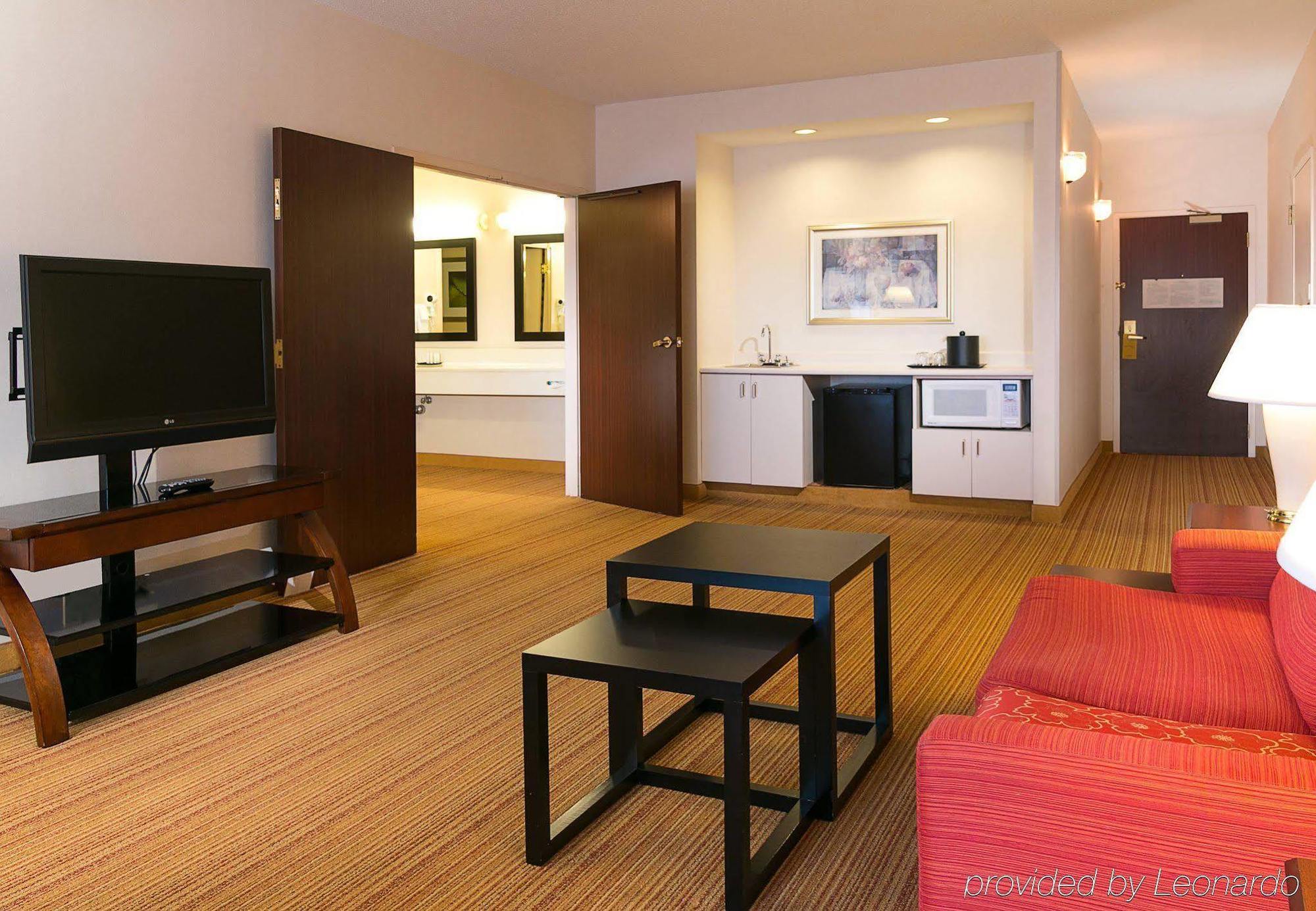 คอร์ตยาร์ด แคนซัส ซิตี้ อีสต์/บลู สปริงส์ Hotel บลูสปริงส์ ภายนอก รูปภาพ