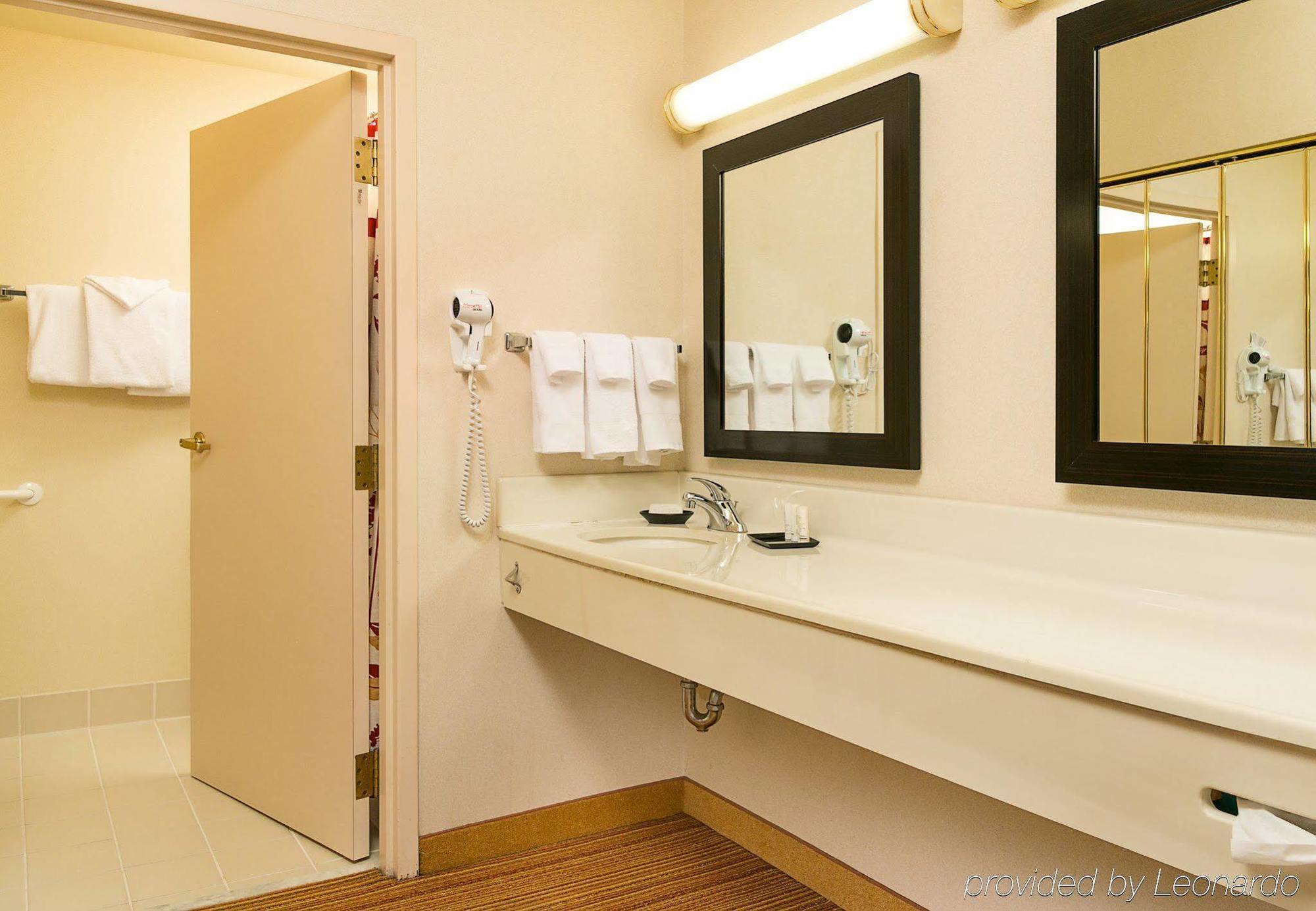คอร์ตยาร์ด แคนซัส ซิตี้ อีสต์/บลู สปริงส์ Hotel บลูสปริงส์ ภายนอก รูปภาพ